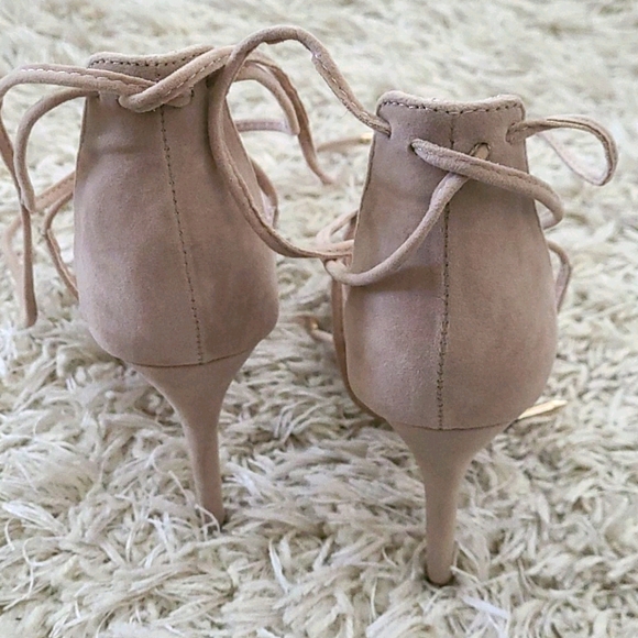 Lulu's Marie nude suede heels - Picture 3 of 9